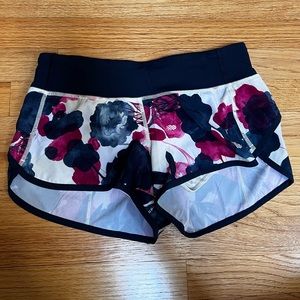 Lululemon Athletica Speed Up Shorts Size 4 (Floral)